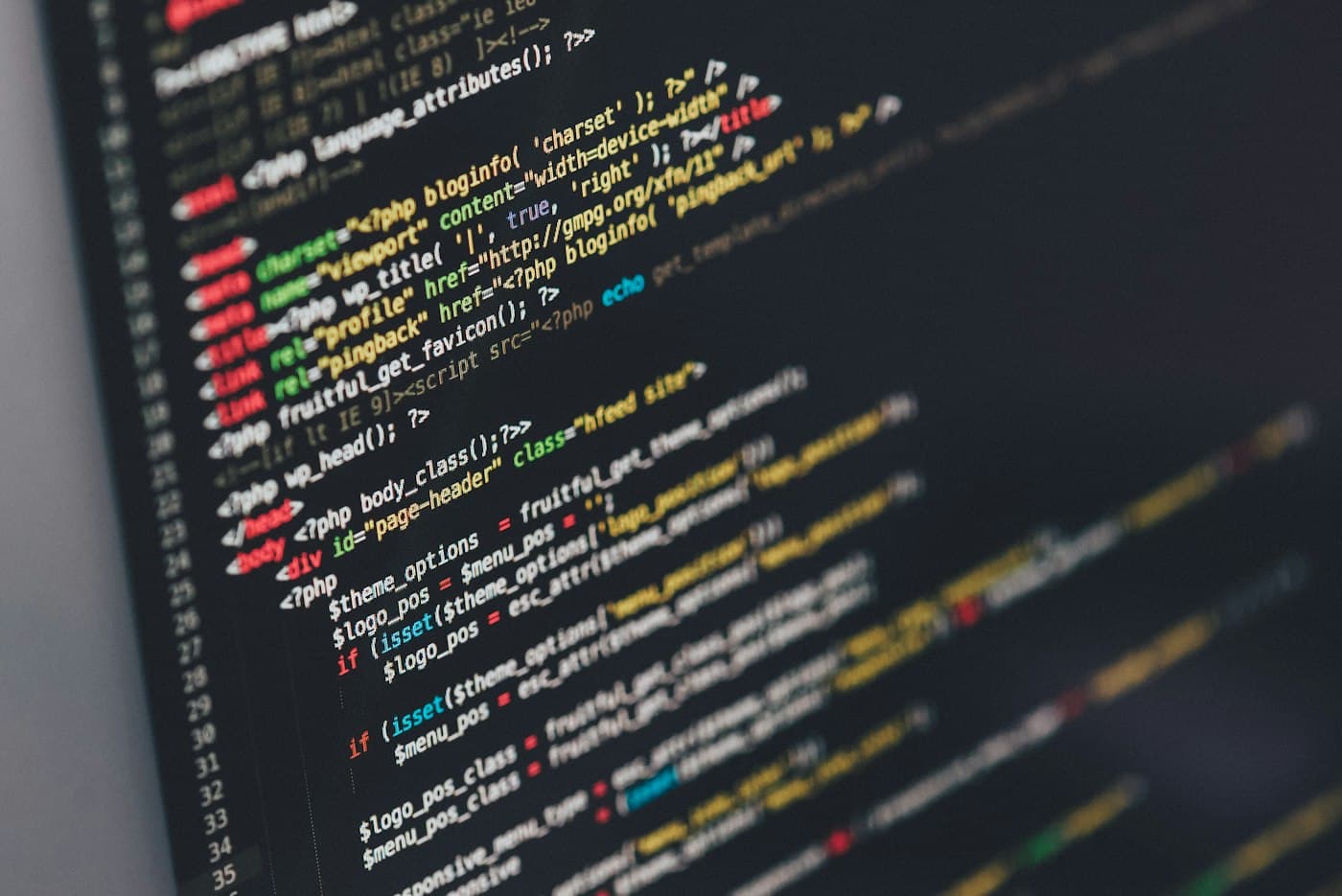 Lignes de code colorées sur un écran sombre